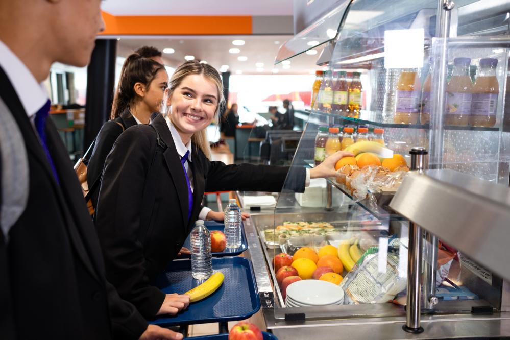 adolescents eating healthy at school